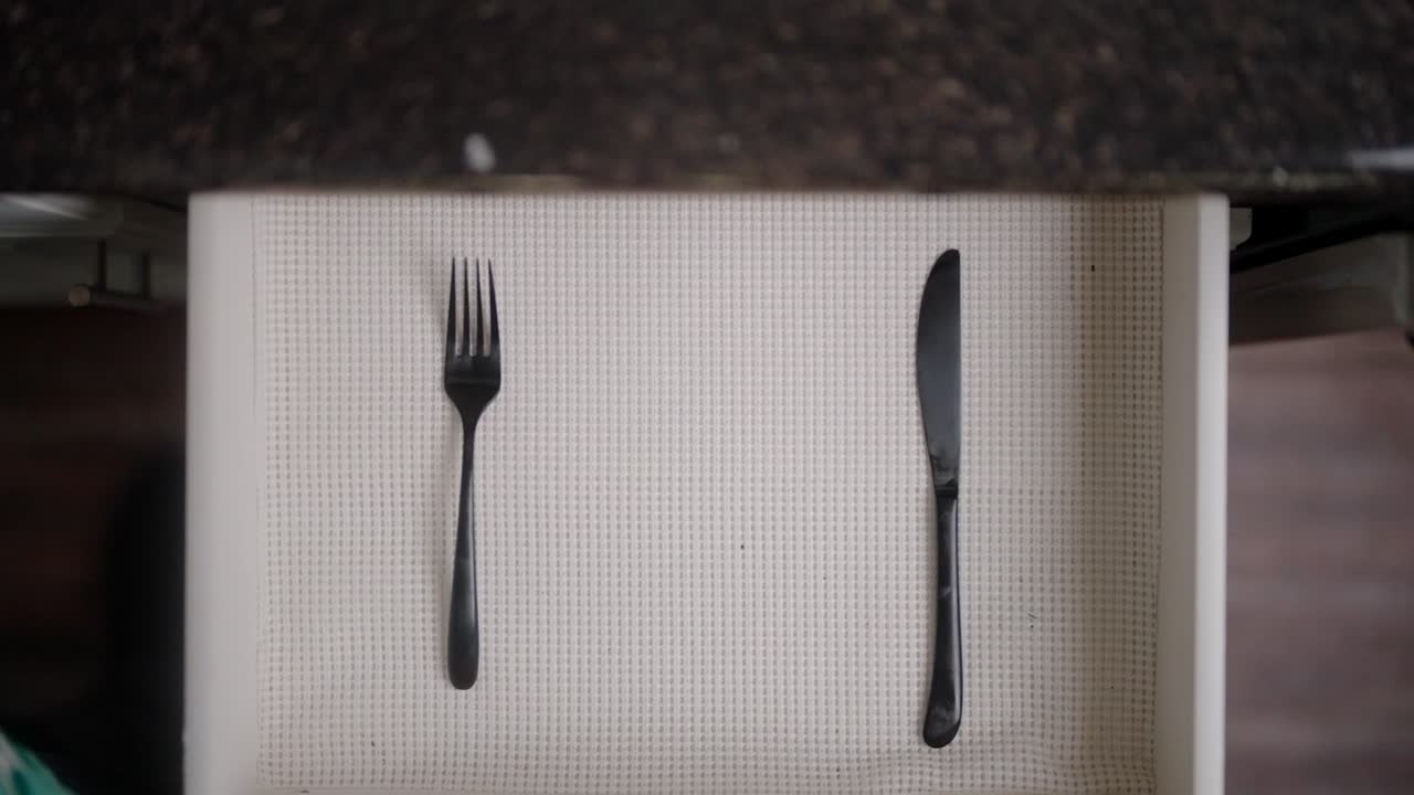 cajón con cuchara, tenedor y cuchillo. agarrar cuchara