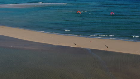 Strand-Von-La-Barca,-Fuerteventura:-Luftaufnahme-Von-Menschen,-Die-In-Küstennähe-Kitesurfen-üben