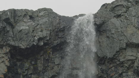 Wasser-Fällt-In-Zeitlupe-Von-Der-Spitze-Des-Felsens