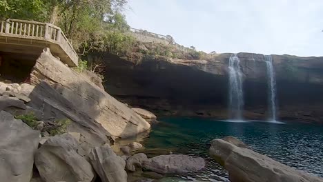 Natürlicher-Wasserfall,-Der-Tagsüber-Aus-Flachem-Winkel-Wasser-Von-Den-Bergen-Fällt