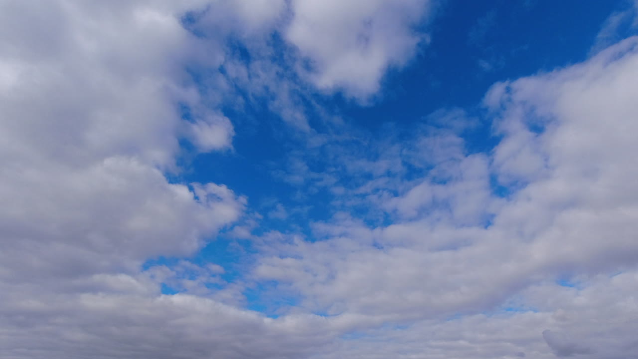 la nube se desplaza lentamente en el cielo azul, creando un fondo dinámico natural