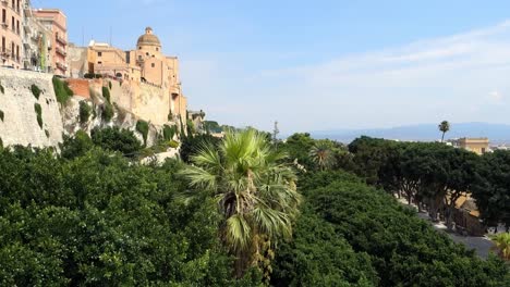 Blick-Auf-Die-Altstadt-Von-Cagliari-Von-Einem-Balkon-Aus,-über-Einen-Park-An-Einem-Sonnigen-Tag