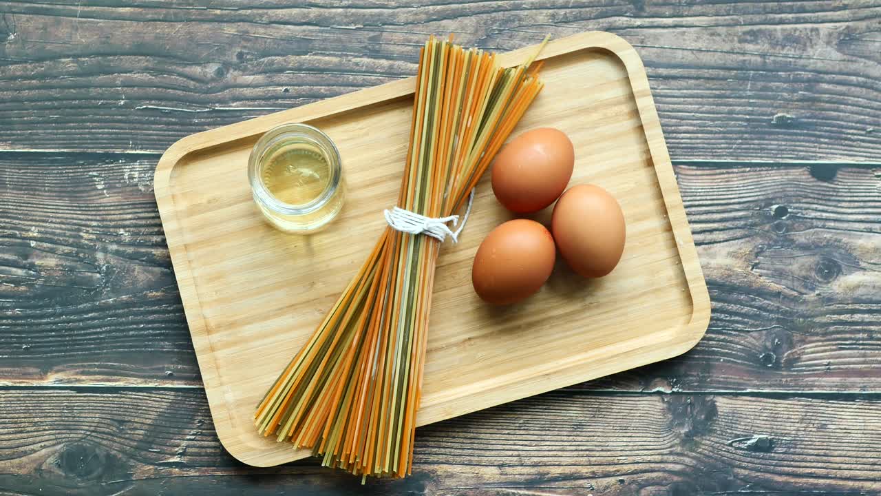 espagueti colorido con huevos y aceite: una receta sencilla