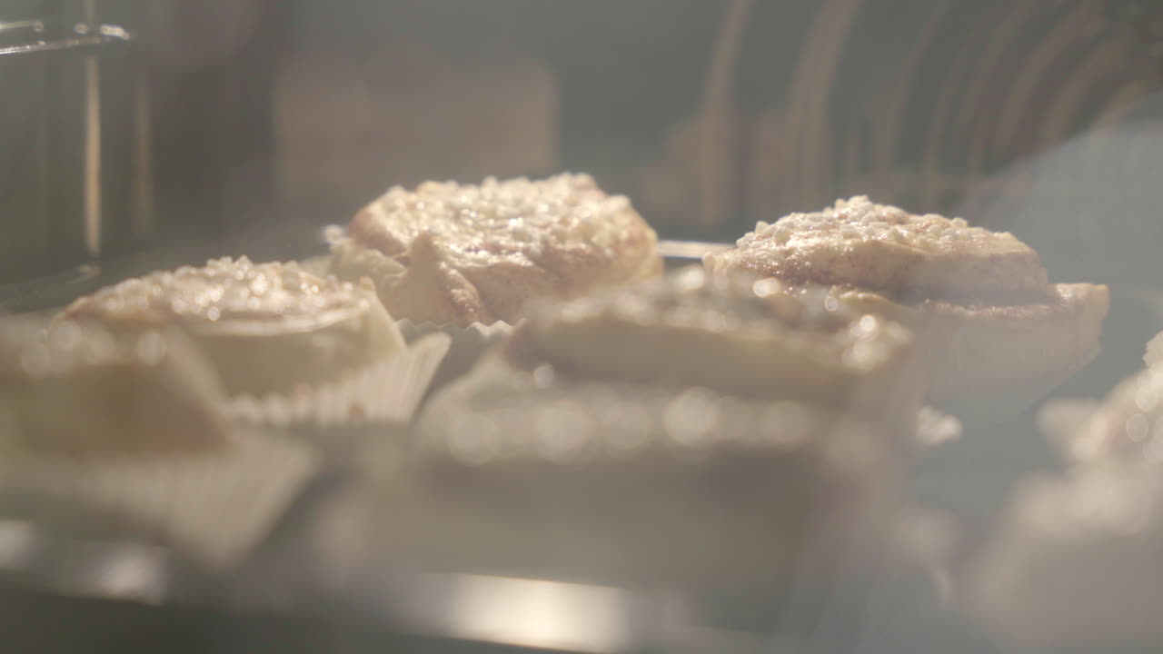 cerca de bollos de canela horneados en un horno