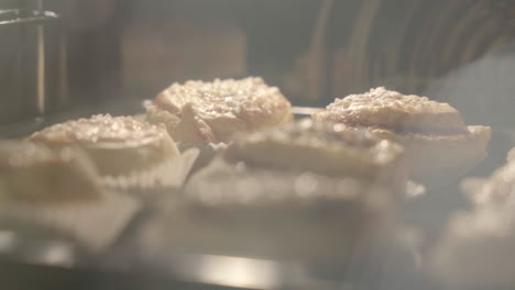 cerca de bollos de canela horneados en un horno