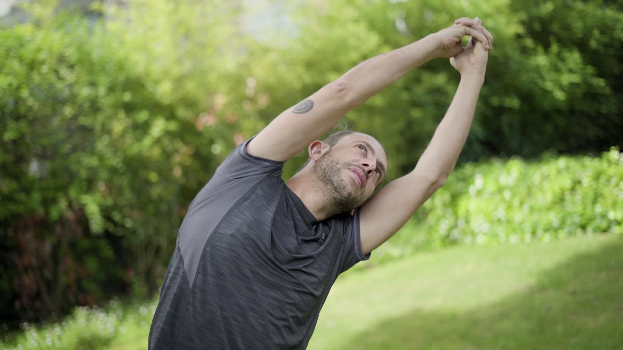 hombre practicando yoga en el tapete