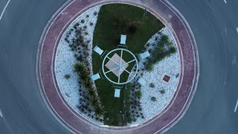 Carretera-Rotonda-Con-Coches.-Imágenes-De-Drones-Durante-El-Día