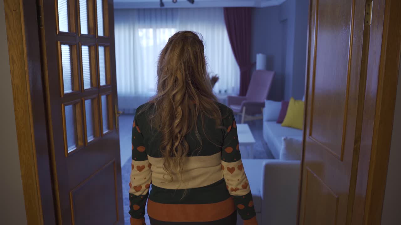 una anciana infeliz que vive sola.