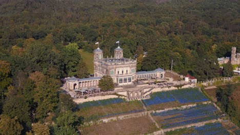 gran castillo majestuoso junto a un río tranquilo.