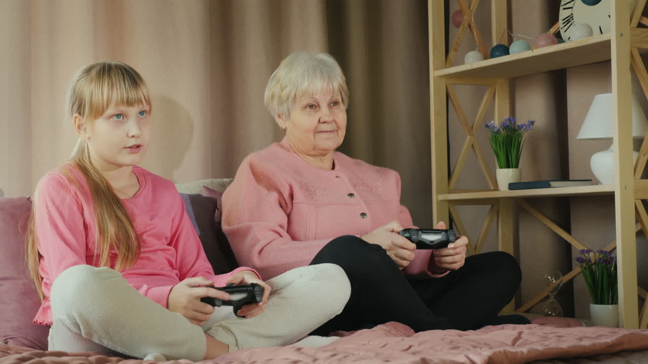 nonna e nipote giocano insieme ai videogiochi