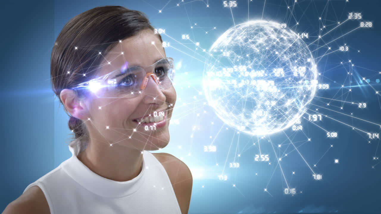 una mujer sonriente está usando gafas futuristas.