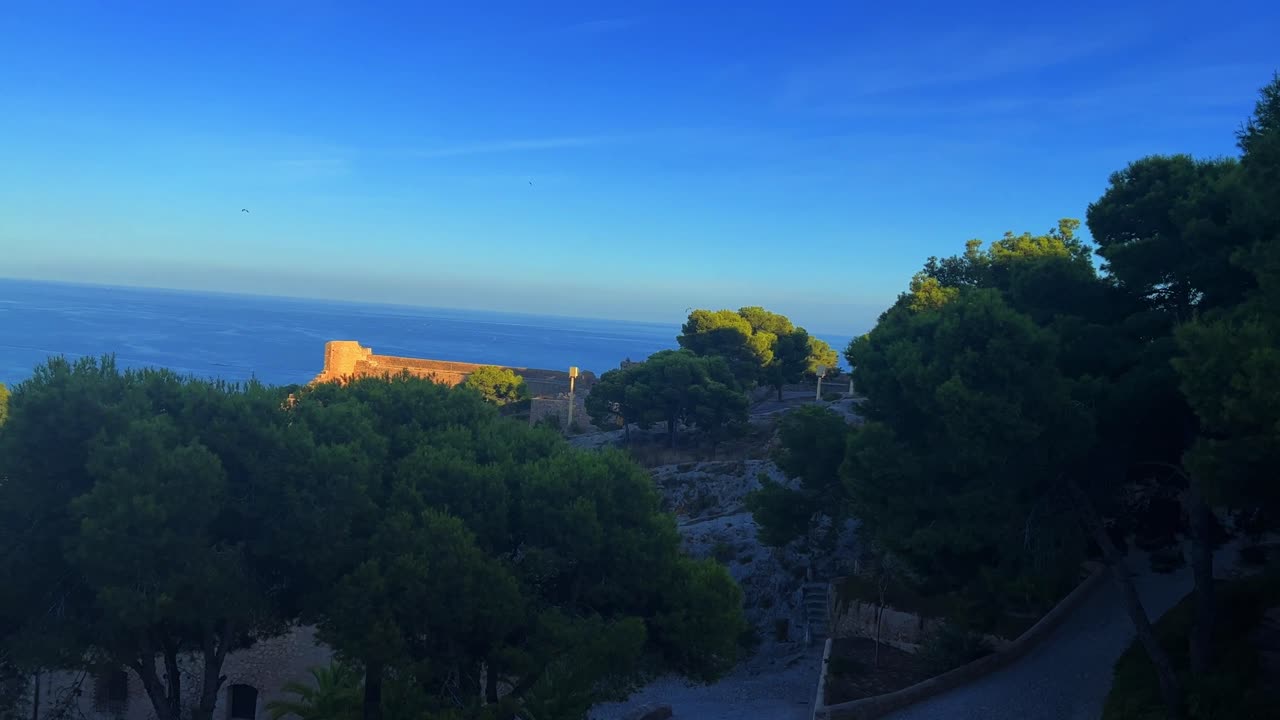 알리칸테의 산타 바바라 성은 낮에  ⁇ 은 파란 하늘과 발레아르 해를 내려다보는 4k 30 fps