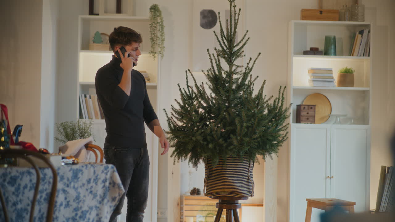 스마트 폰으로 대화하는 동안 빛을 던지는 남자