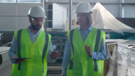 ingenieros de fábrica inspeccionando el almacén administrando la fabricación de paquetes de producción