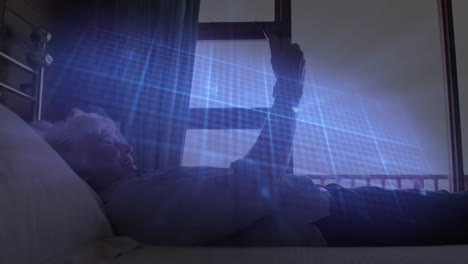 animación de monitor de ritmo cardíaco azul y datos en la cuadrícula, sobre una mujer mayor en la cama usando un teléfono inteligente