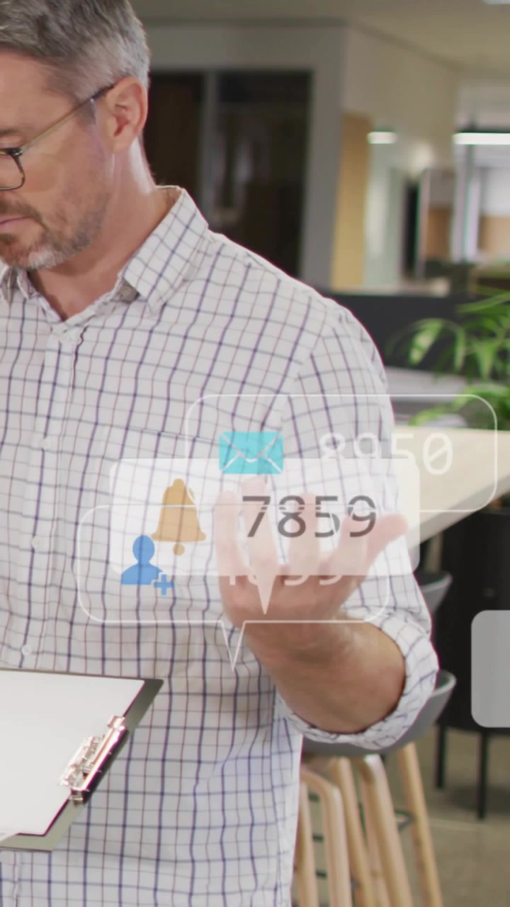 Video verticale: Presentatore in ufficio che consulta gli appunti e mostra dati di marketing, con icone che si aggiornano