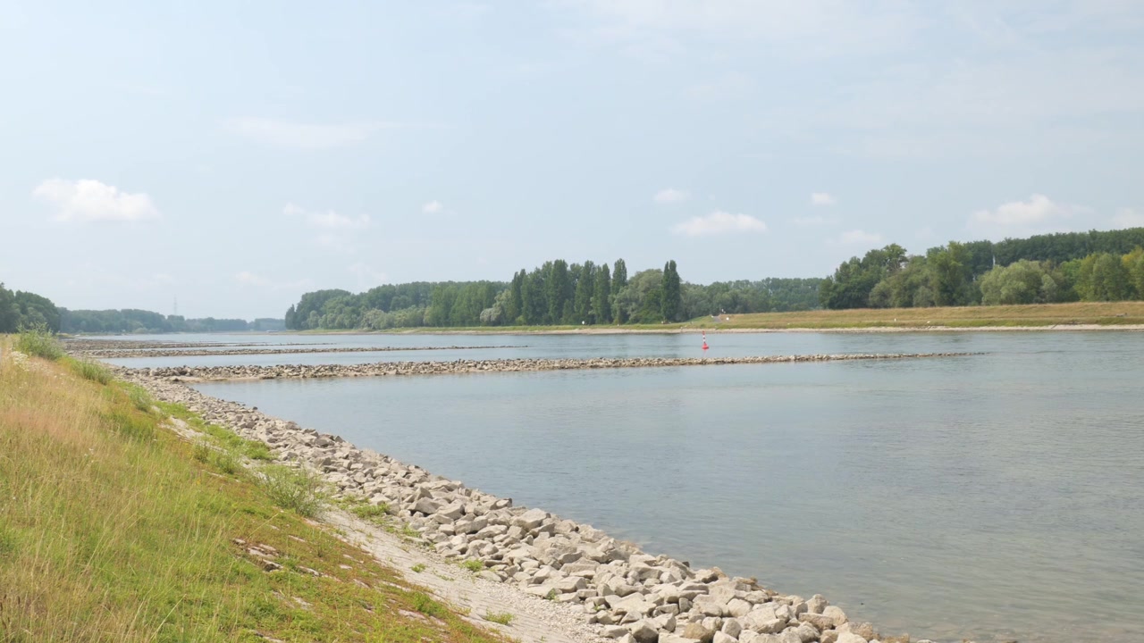 Breed landschap met zichtbare grindkribben bij laag water nabij Karlsruhe, Baden-Württemberg, Duitsland