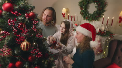 familia decorando el árbol de navidad
