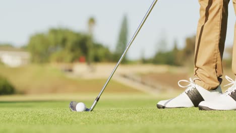 Video-De-Piernas-De-Un-Hombre-Caucásico-Jugando-Golf-En-Un-Campo-De-Golf.