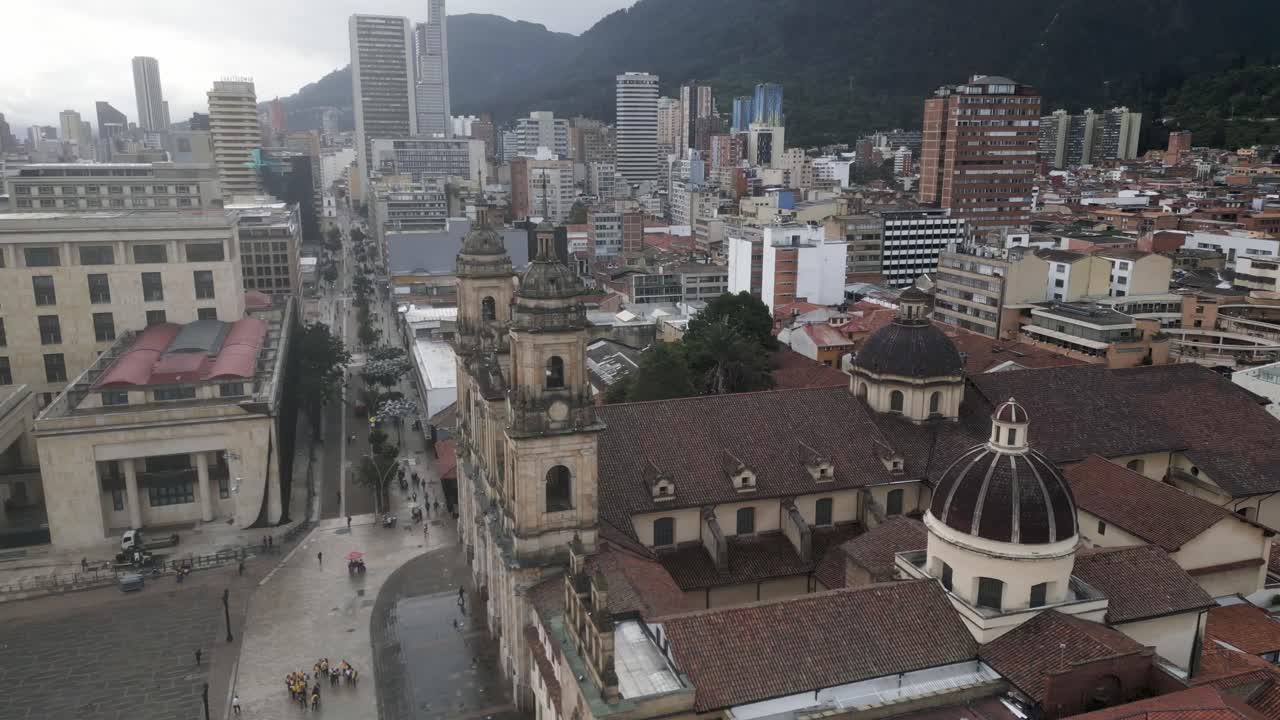 bogotá, colombia, vista aérea del centro de la ciudad, la plaza bolívar, la catedral y el edificio del palacio de justicia, toma de avión no tripulado