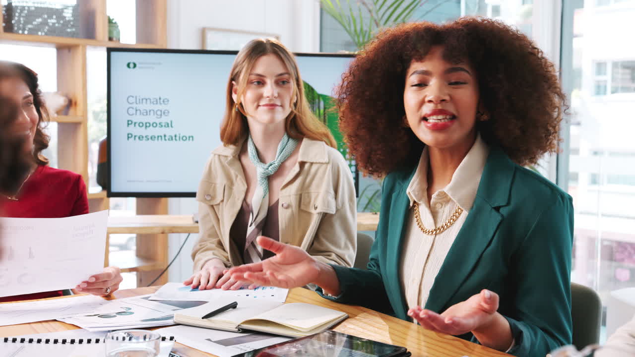 Donne d'affari che celebrano una presentazione di successo di una proposta sul cambiamento climatico.