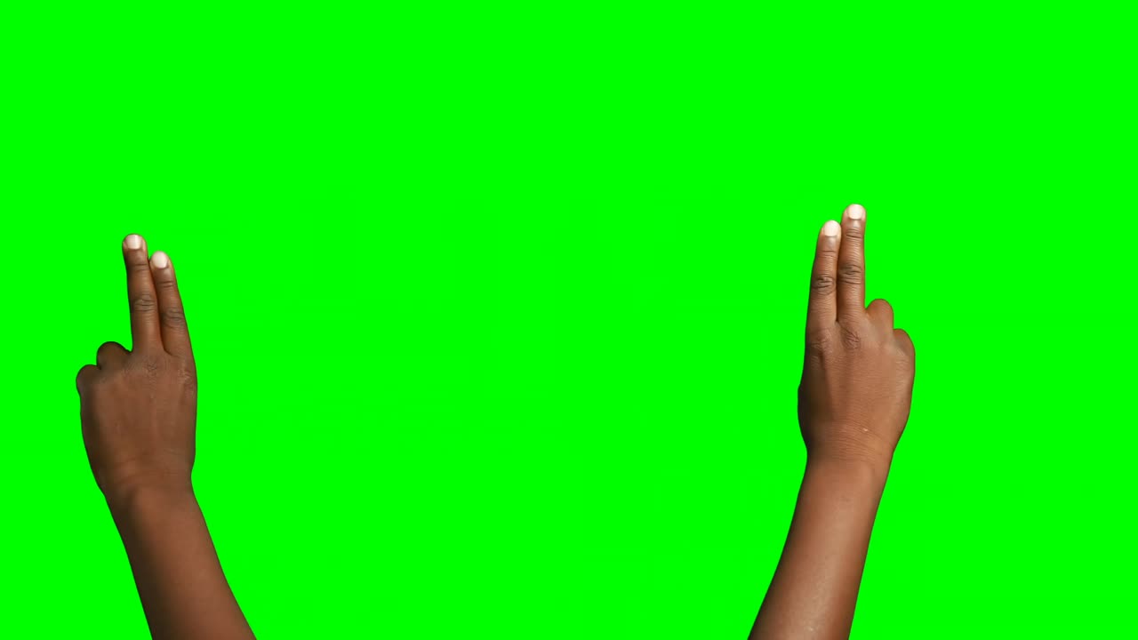 Persona che fa un gesto con la mano su sfondo green screen