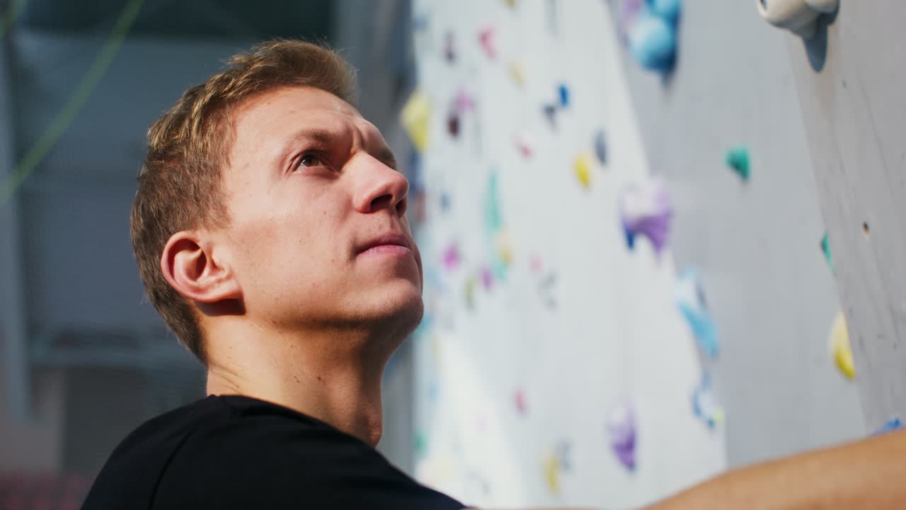 hombre de escalada en roca