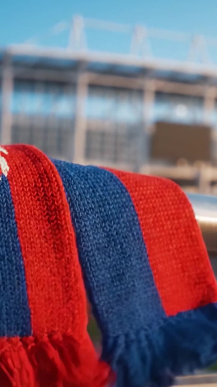 Cachecóis Vibrantes de Equipes Exibidos num Estádio: Uma Celebração do Espírito de Equipe e da Torcida Durante uma Experiência de Dia de Jogo