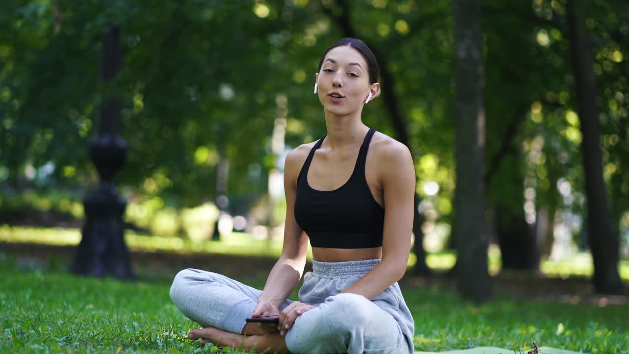 mujer relajándose al aire libre en un parque