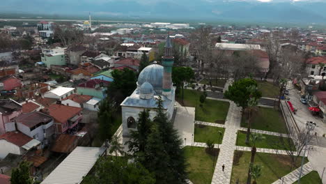 vista aérea sobre la histórica mezquita verde en iznik, bursa, turquía - disparo de drones
