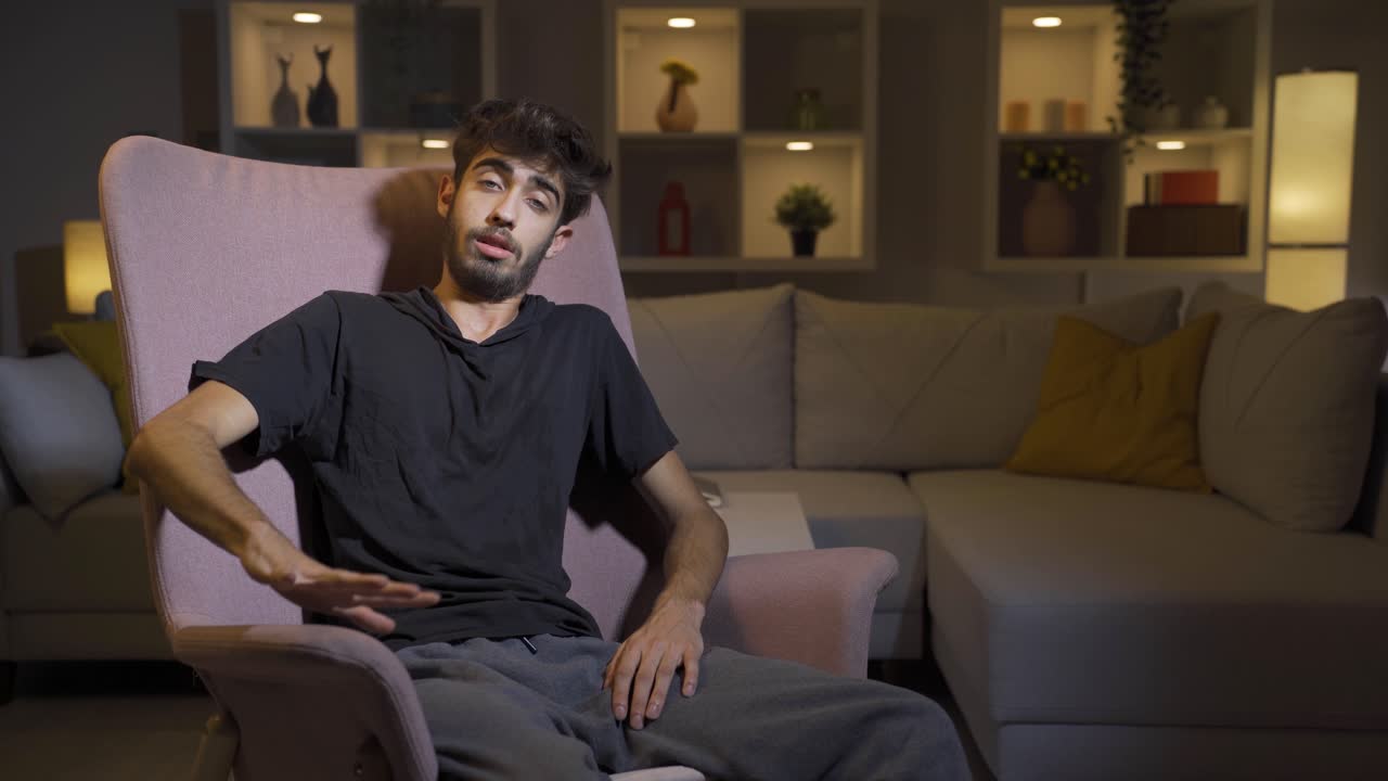 el hombre mirando amenazadoramente a la cámara.