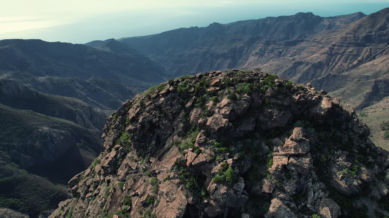 Veduta aerea con drone del Roque de Agando, camino vulcanico a La Gomera, Isole Canarie