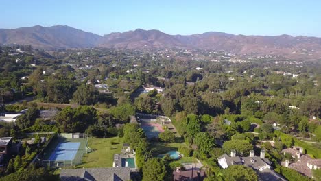 tomada de drones de mansiones en malibu, california con las montañas de santa mónica y el océano pacífico en el fondo en un día soleado