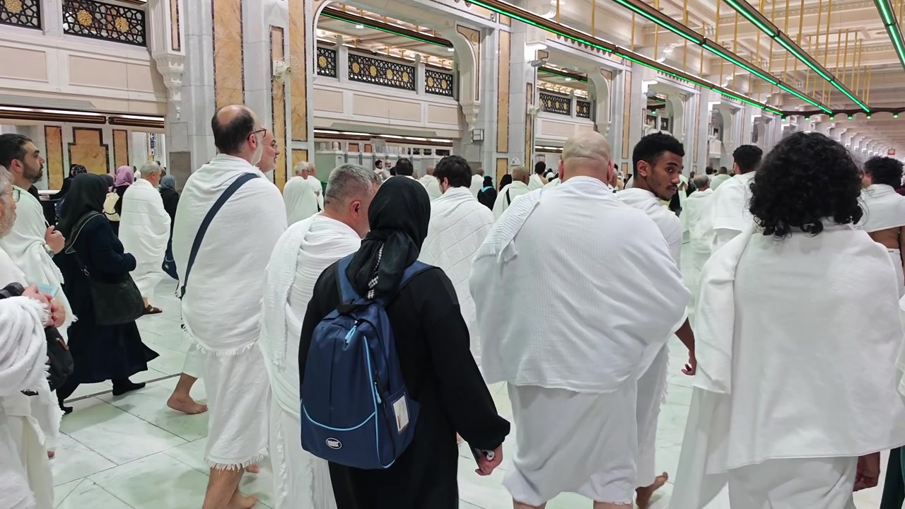 Pellegrini che camminano all'interno della Grande Moschea alla Mecca