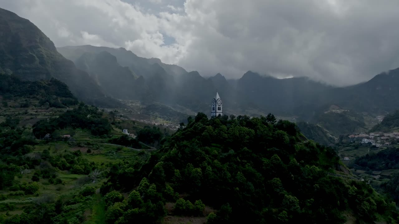 빛은 두꺼운 회색 구름을 고 탑 교회가 마데라 포르투갈을 내려다보고 있습니다.