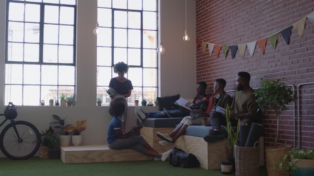 젊은 흑인 사업가 들 이 아이디어 를 공유 하고, 친구 들 이 창조적 인 프로젝트 에서 함께 일 하고, 동료 들 이 편안 한 사무실 근무 공간 을 즐기고