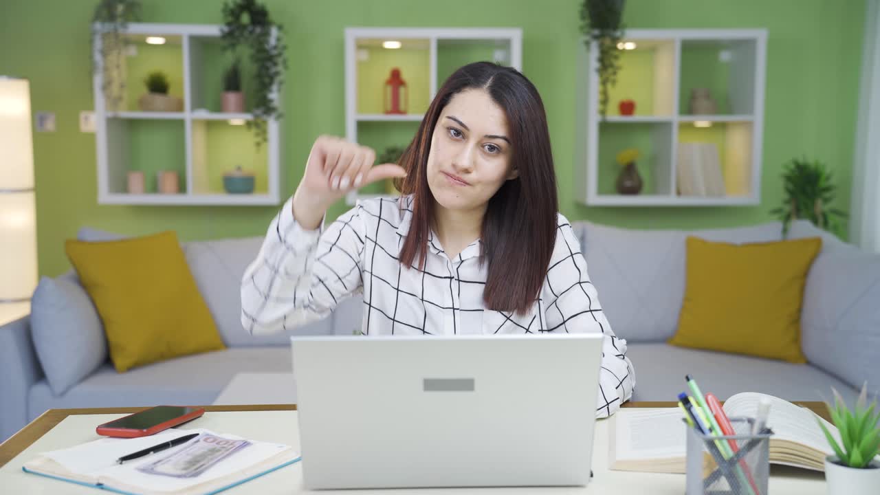 una joven insatisfecha y reacia dice que no.