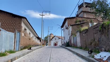 imágenes en cámara lenta de una pequeña aldea andina en perú con arquitectura tradicional