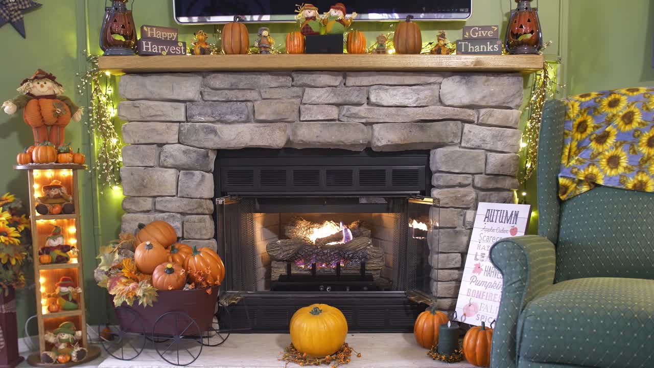 호박, 허수아비, 낙엽으로 가을을 위해 장식된 모닥불이 있는 벽난로의 전망