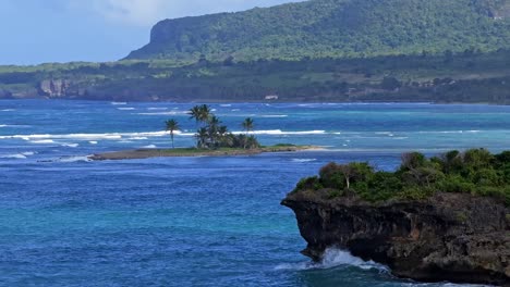 Olas-Poderosas-Que-Llegan-A-Una-Isla-Solitaria-En-El-Mar-Caribe