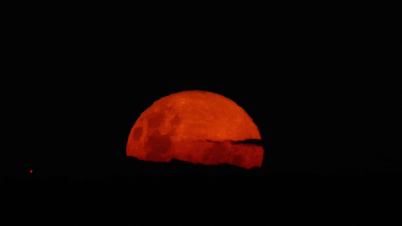 luna llena saliendo sobre el horizonte, luna de sangre, superluna