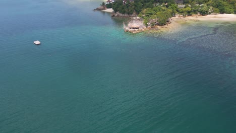 Dron-Cinematográfico-Lento-Revela-Sobre-Un-Hermoso-Resort-De-Playa