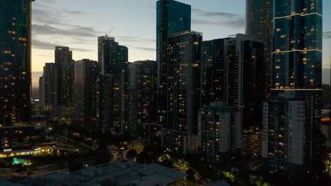 Hermoso-Acento-Aéreo-Del-Atardecer-Mirando-Los-Rascacielos-De-La-Ciudad-De-Melbourne-Y-Las-Luces-Del-Atardecer-Brillando-En-Una-Noche-Impresionante