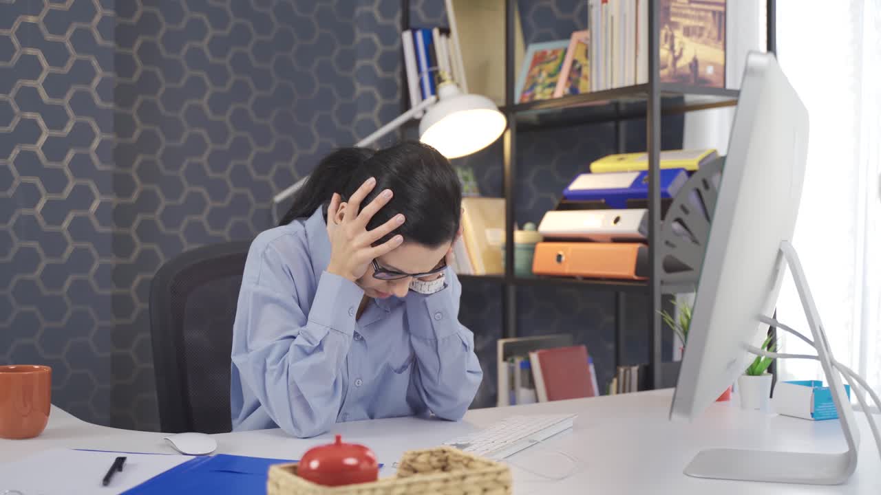 사무실에서 일하는 여성은 슬프고, 성공하지 못합니다.