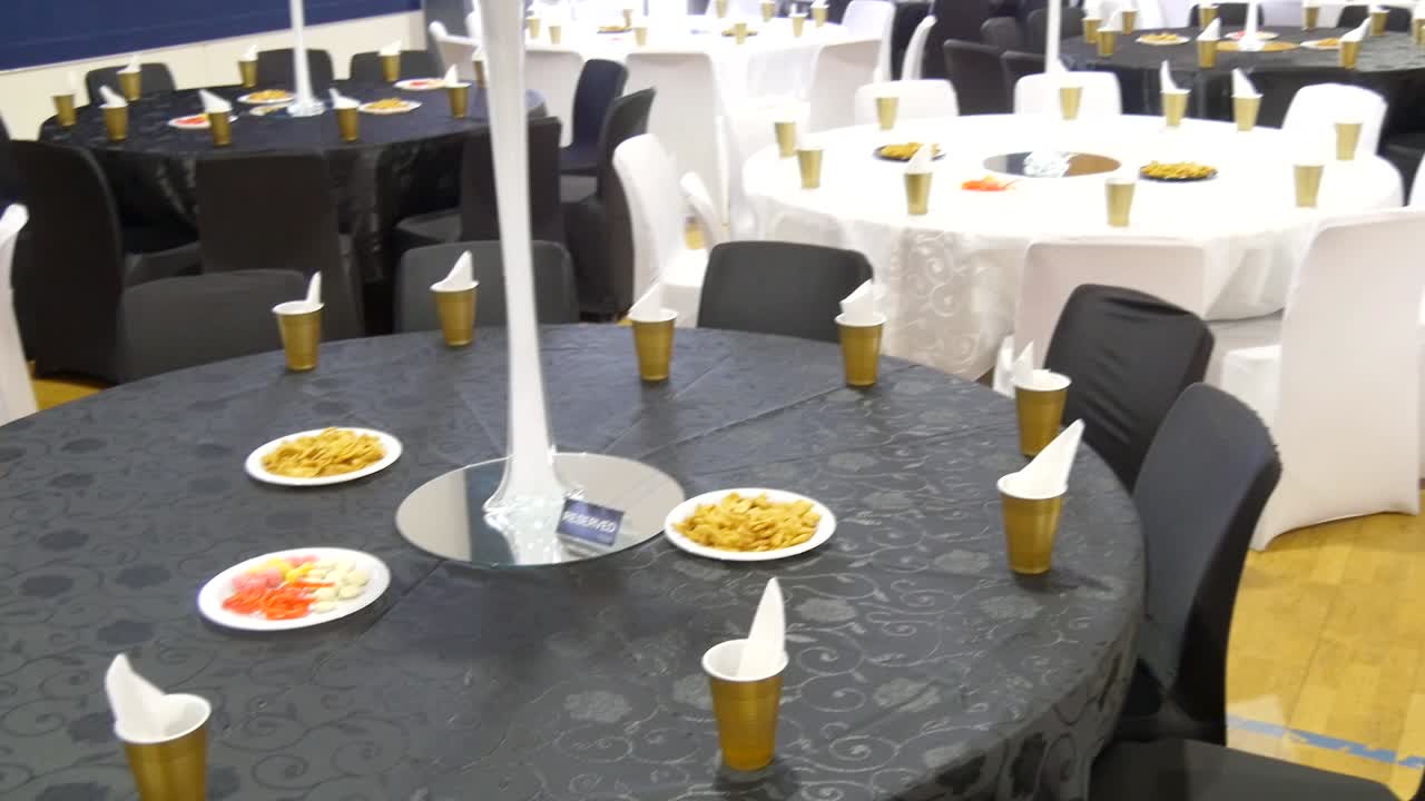 foto del lugar de la recepción de la boda y la decoración de la mesa de la cena