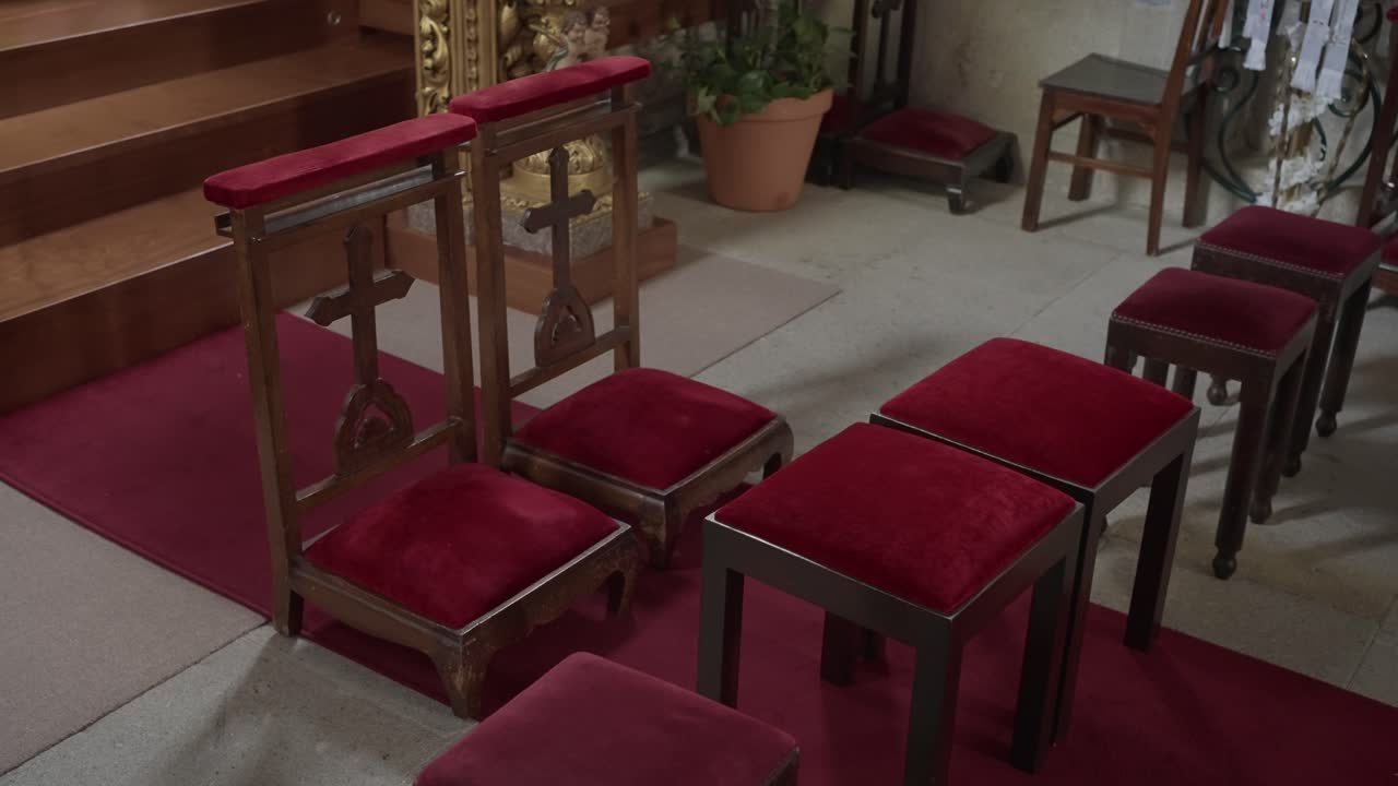 reclinatorios de terciopelo rojo dispuestos para una ceremonia tranquila en una iglesia interior