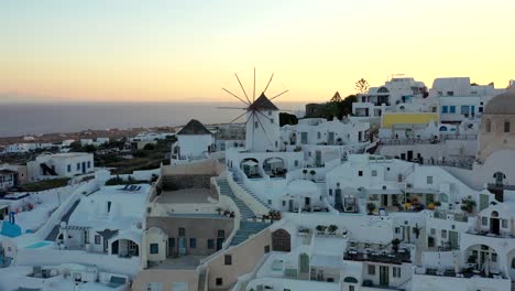 Luftrückzug-Enthüllen-Das-Berühmte-Ziel-Oia-Hillside-Village-Bei-Epischem-Sonnenaufgang,-Santorini