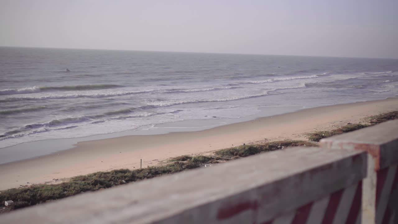 무이네, 판 티엣, 베트남 해변에 부서지는 파도