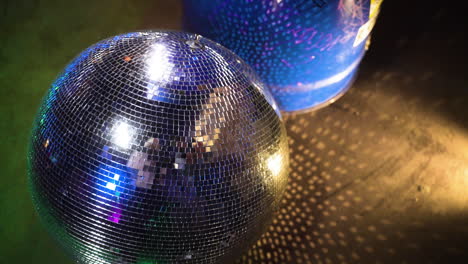 pelotas de discoteca en el suelo