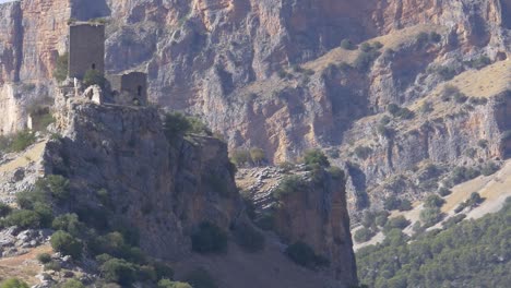 Blick-Auf-Die-Burg-OtiÑar-Mit-Bergen-Im-Hintergrund